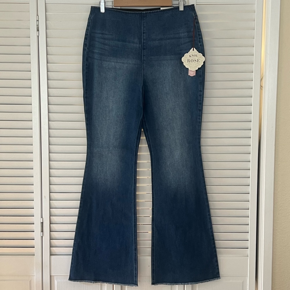 NWT Knox Rose pull on stretch flair jeans.